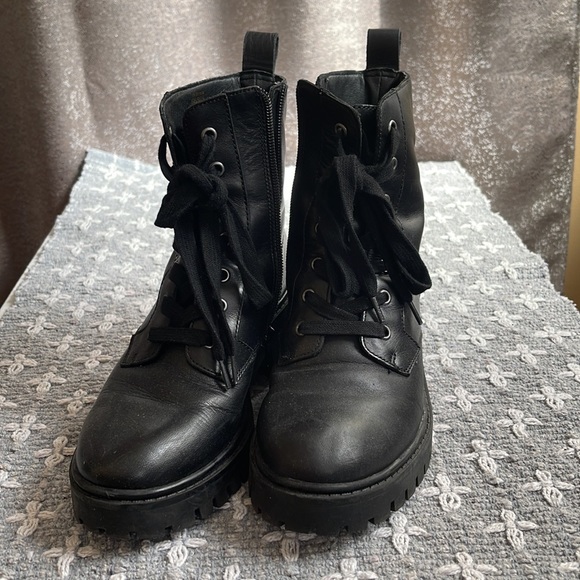 Boots - Picture 4 of 6